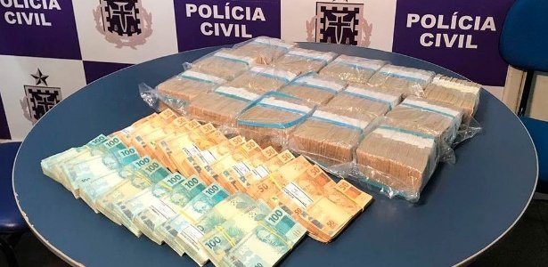 27abr2018----dinheiro-apreendido-pela-policia-civil-baiana-na-casa-da-sogra-de-danilo-santana-acusado-de-comandar-um-esquema-de-piramide-financeira-1524854919387_615x300.jpg