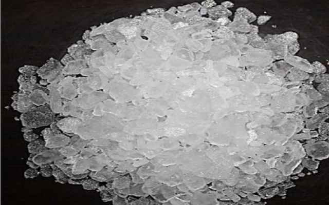 Isoborneol Flakes new.png