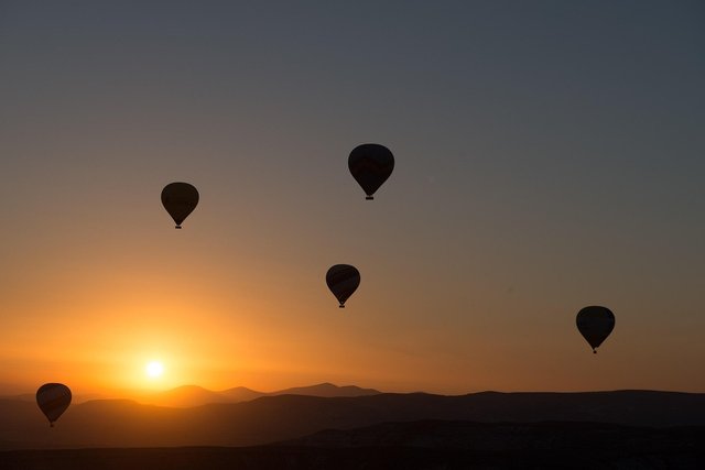 hot-air-balloon-436442_1280.jpg