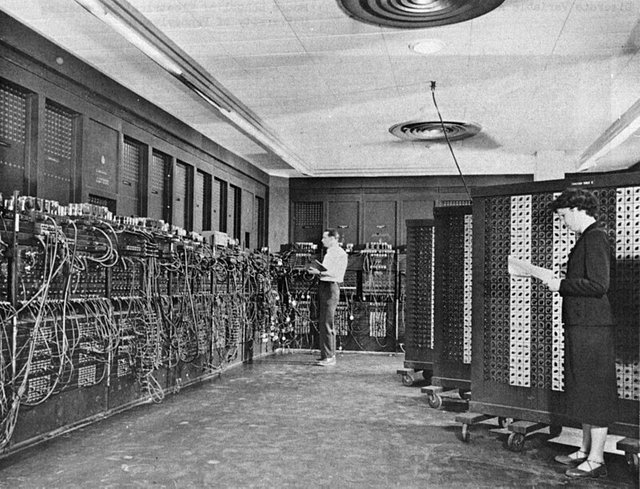 Glen_Beck_and_Betty_Snyder_program_the_ENIAC_in_building_328_at_the_Ballistic_Research_Laboratory.jpg