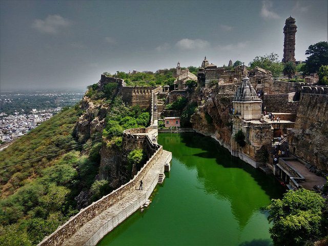 Gau-mukh-Kund-Chittorgarh-Fort-Rajasthan.jpg