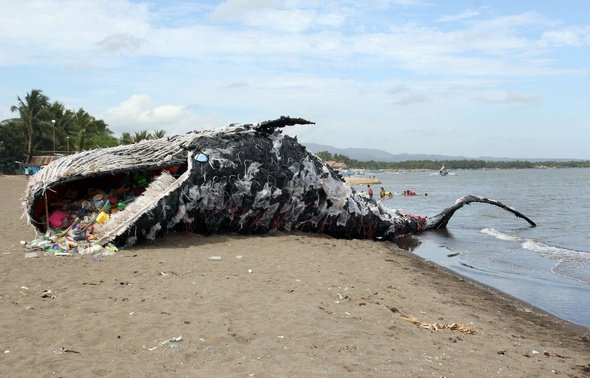 590x378_sensibiliser-pollution-oceans-plastique-greenpeace-mis-place-sculture-baleine-morte-philippines.jpg