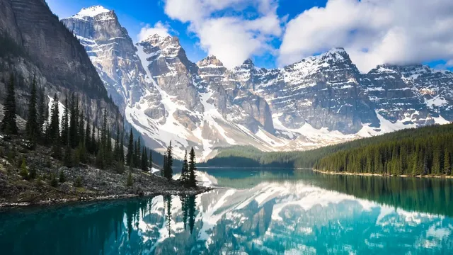 moraine-lake-banff-berge-see-spiegelung.webp