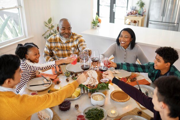 family-cheering-before-thanksgiving-day-dinner_23-2149129519.jpg