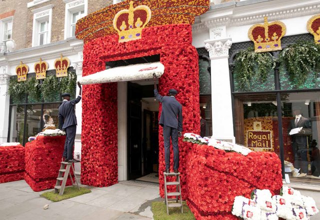 Hackett_Sloane_Street_Flower_Display.jpg