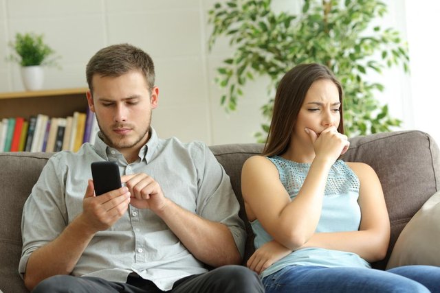 man-ignoring-woman-by-using-phone-1.jpg