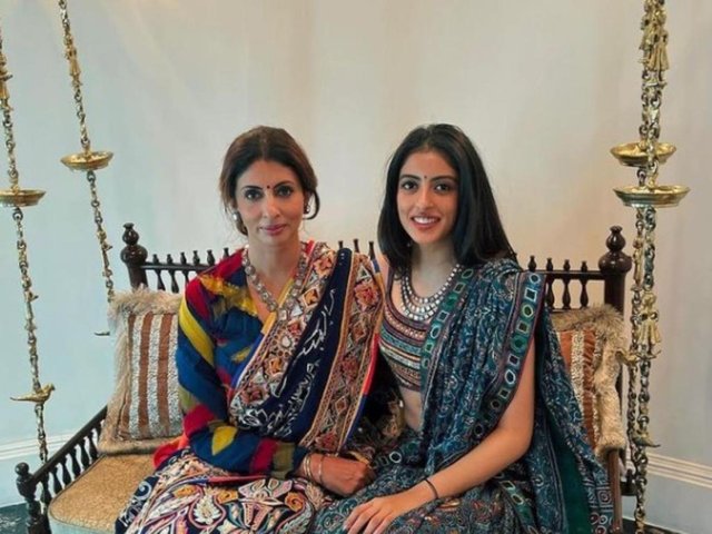 navya_nanda-and-shweta.jpg