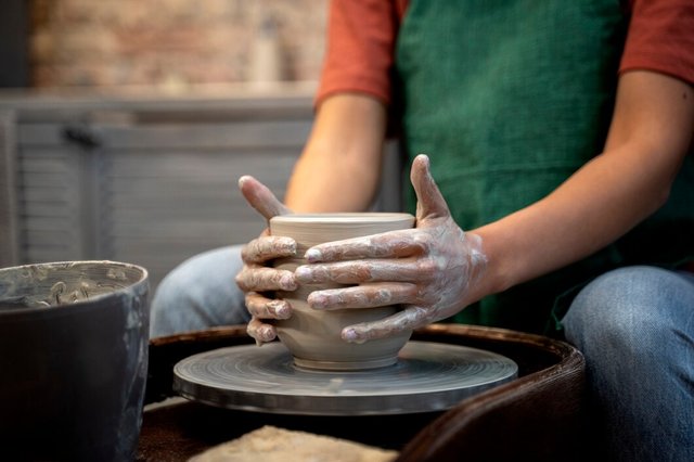 hands-doing-pottery-side-view_23-2149480258.jpg