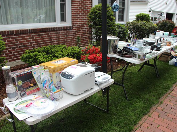 Original-Ellen-Foord-How-To-Have-A-Yard-Sale-Organized-Tables.jpg