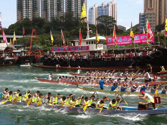 Dragon_boat_racing_in_Hong_Kong.jpg