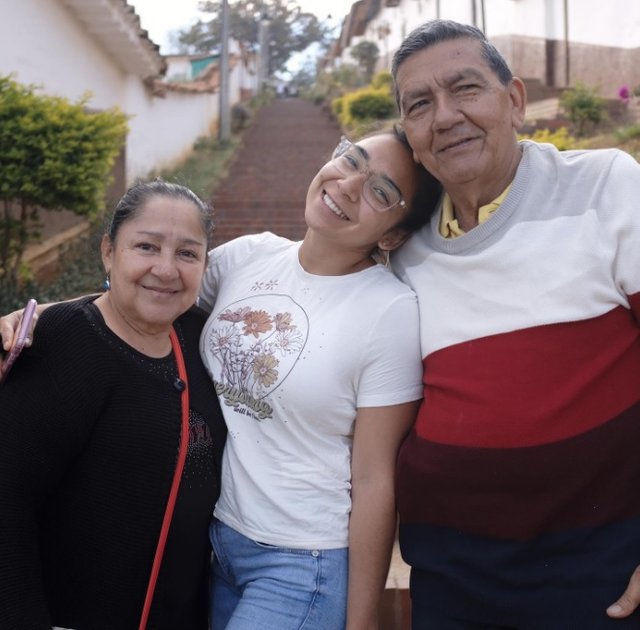 angelica ladino con su padres.jpg