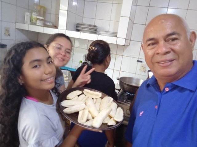 con la familia para freir tostones 112.jpg