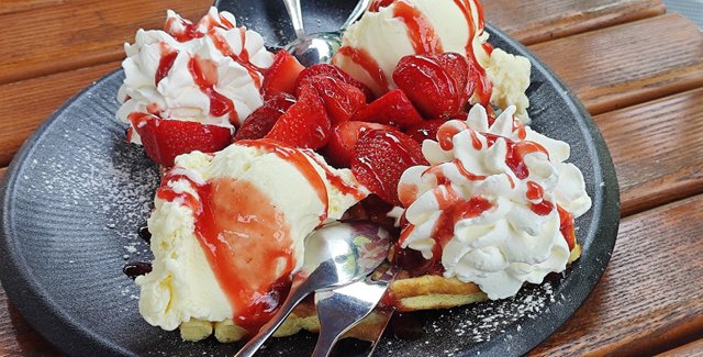 Eiswaffel mit Erdbeeren.jpg