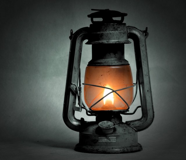 kerosene-lamp-1202277_1280.jpg