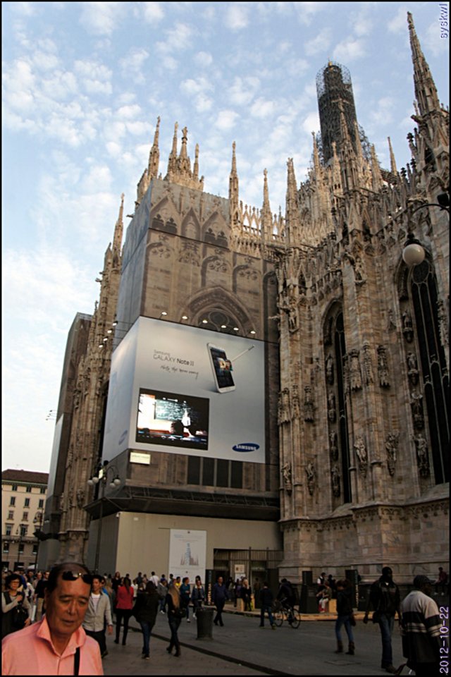 b-EU121022-010201.jpg
