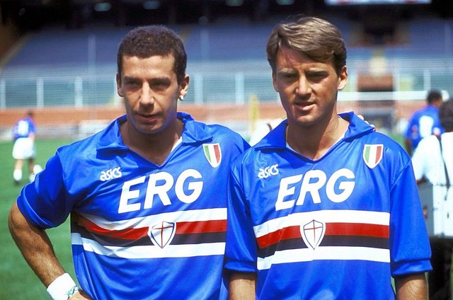 1024px-UC_Sampdoria_1991-92_-_Gianluca_Vialli,_Roberto_Mancini.jpg