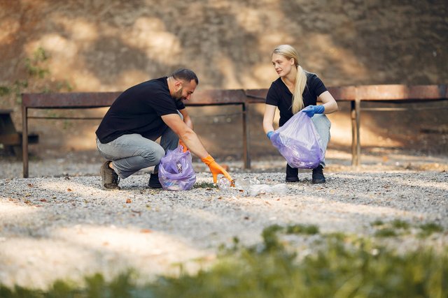 couple-collects-garbage-garbage-bags-park.jpg