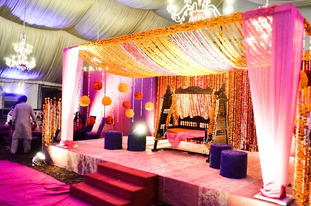 Best-Pakistani-wedding-stage-decoration.jpg