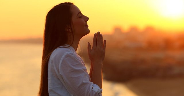 66472-woman-praying-sunset-gettyimages-antonioguill.1200w.tn.jpg
