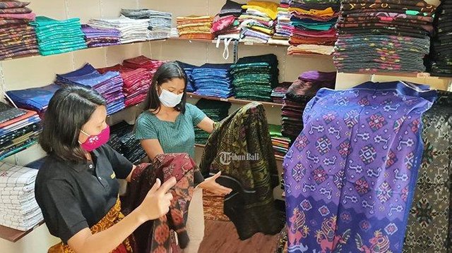 pengrajin-endek-asal-badung-kadek-antari-memperlihatkan-motif-bunga-gringsing.jpg