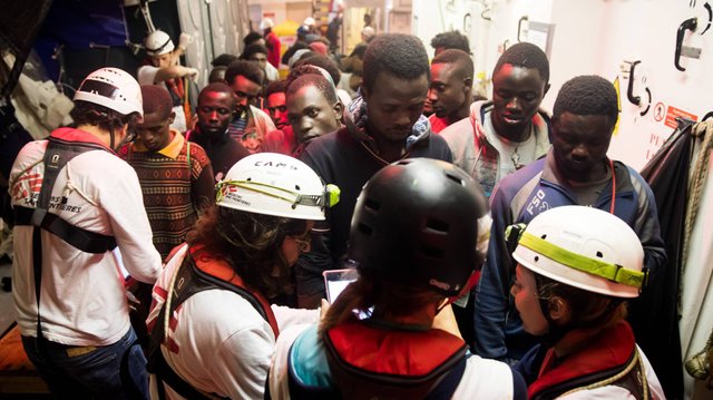 Inmigrantes subsaharianos rescatados la noche del sábado por el Aquarius