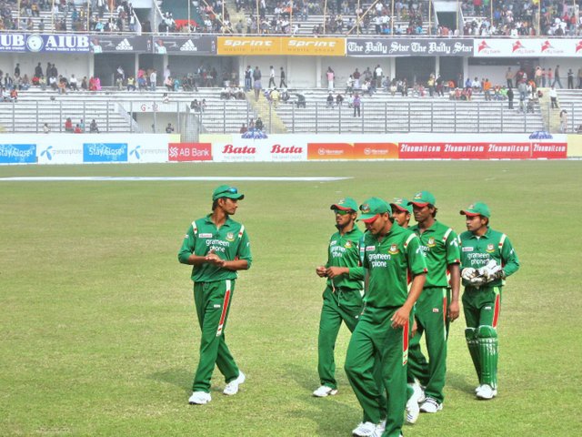 Bangladesh_Team_Returning_to_Dressing_Room.jpg