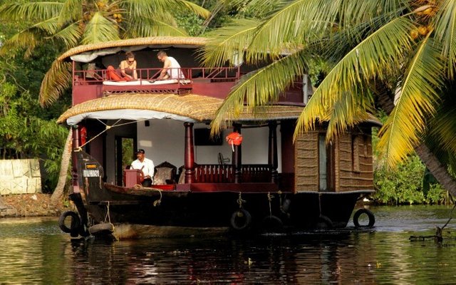 Couple-on-a-Alleppey-honeymoon-houseboat-in-Kerala-acj21042017.jpg