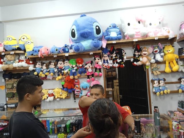 mis hijos comprando colonia.jpg