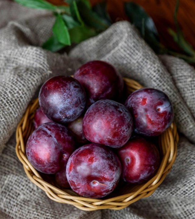 4-Surprising-Health-Benefits-Of-Plums-During-Pregnancy-1-910x1024.jpg