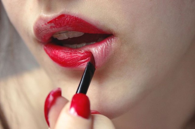 0_Close-Up-Of-Woman-With-Red-Lipstick.jpg