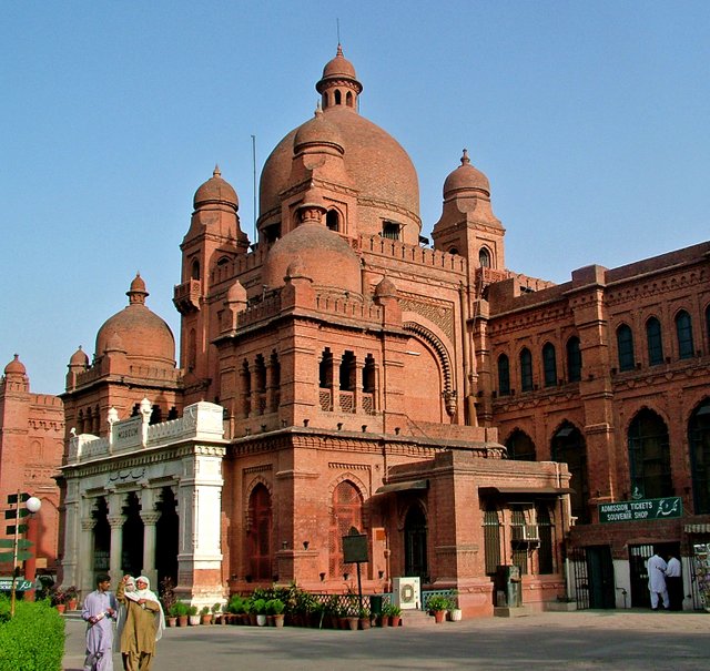 Close_view_of_Lahore_Museum.jpg