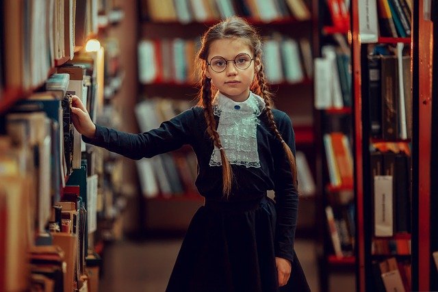 la bibliotheque et Valérie.jpg