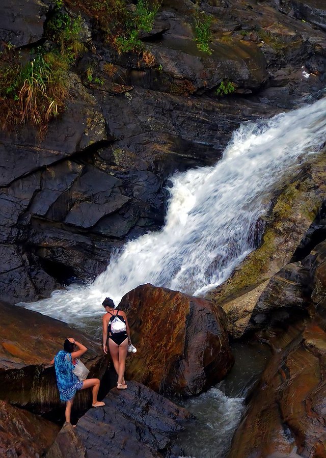 800px-Tourists_in_Ravana_Falls.jpg