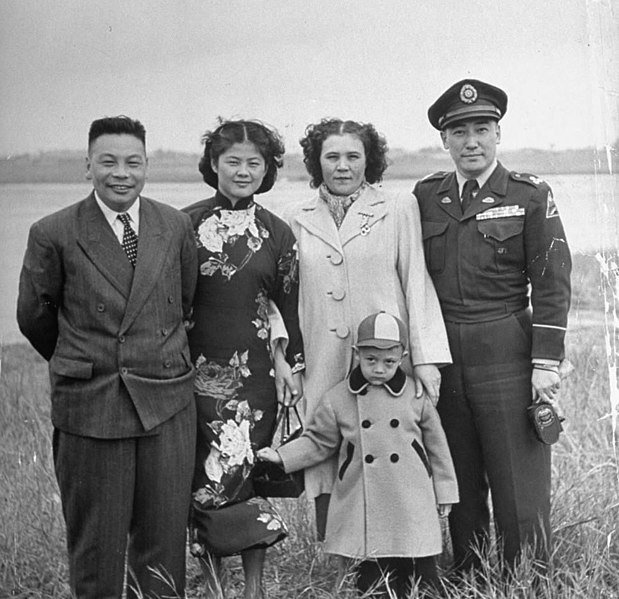 Chiang_Ching-kuo_Chiang_Wei-kuo_families_Taiwan_1950.jpg