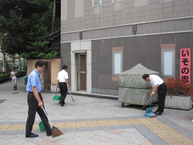 neighborhood-cleanup-in-japan.jpg