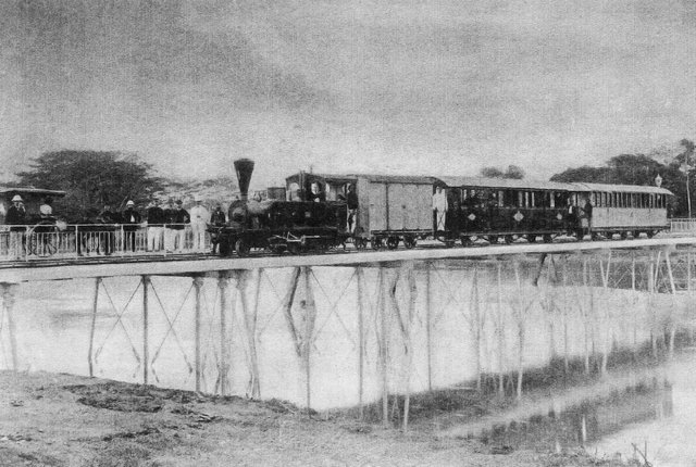 Atjeh Tram di jembatan demmeni Kutaraja (1895).jpg