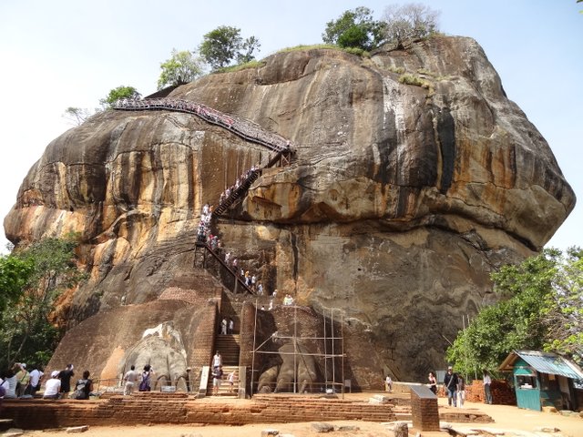 Sigiriya_lion_gate_04.JPG