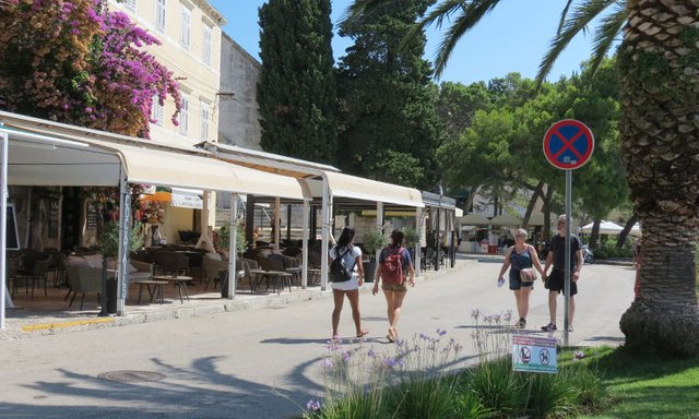 empty-cafe-bars-cavtat-2020.jpg