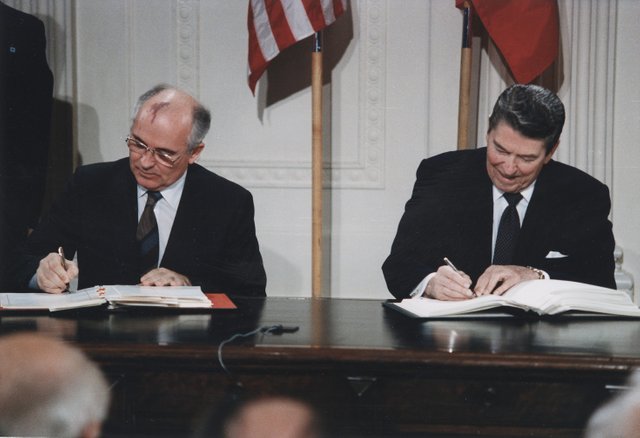 inf-treaty-gorbachev-reagan.jpg