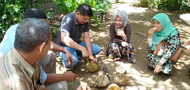 Makan Duren 4 - yusak.jpg