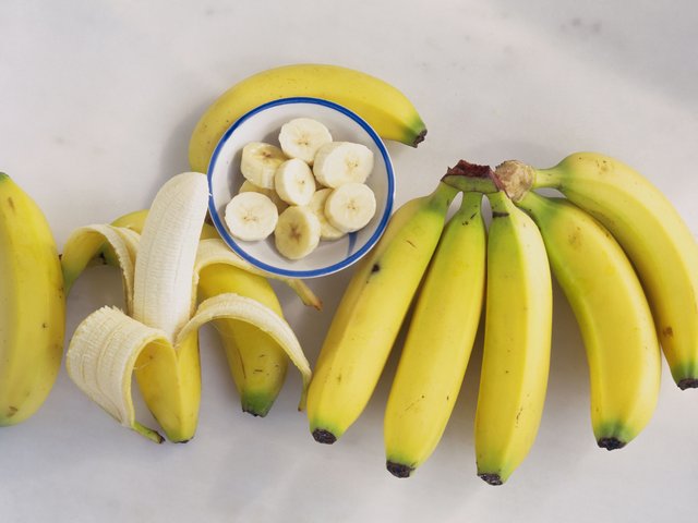 bunch-of-bananas-with-one-peeled-one-sliced-126372296-57ec21865f9b586c359eb963.jpg