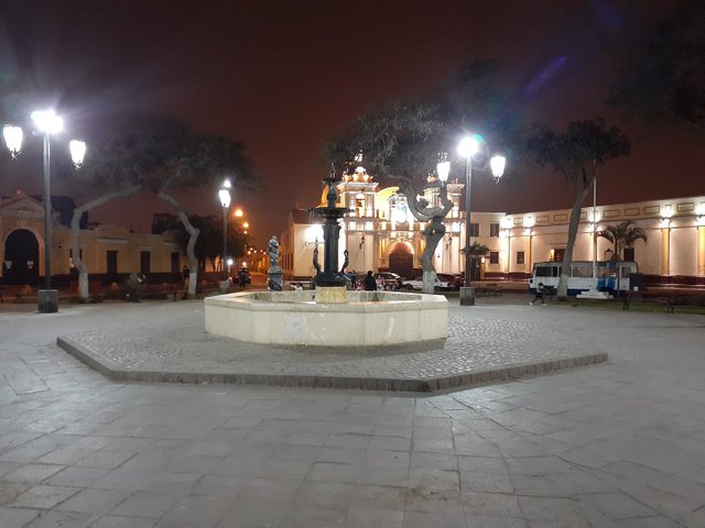 plaza del centro de barrios altos.jpg