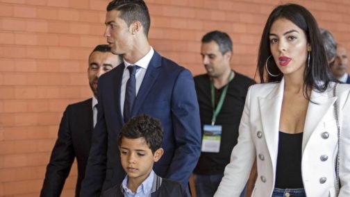 Cristiano-Ronaldo-and-his-family-504x284.jpg