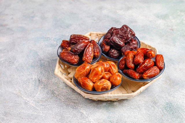 various-dried-dates-kurma_114579-64596.jpg