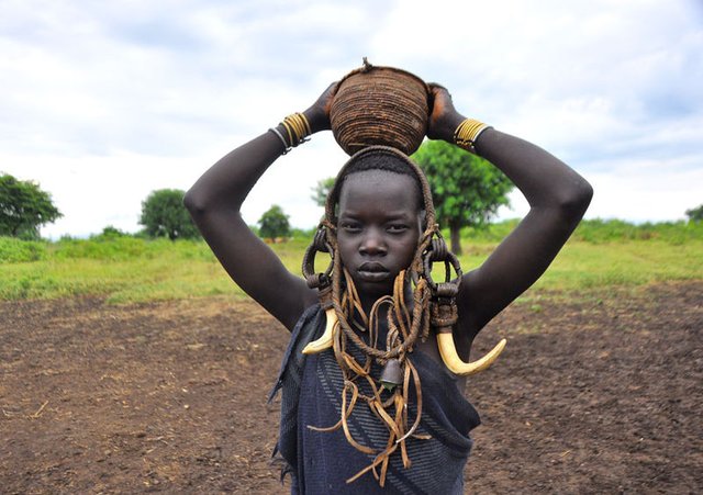 Mursi_Tribe_(7999618603).jpg