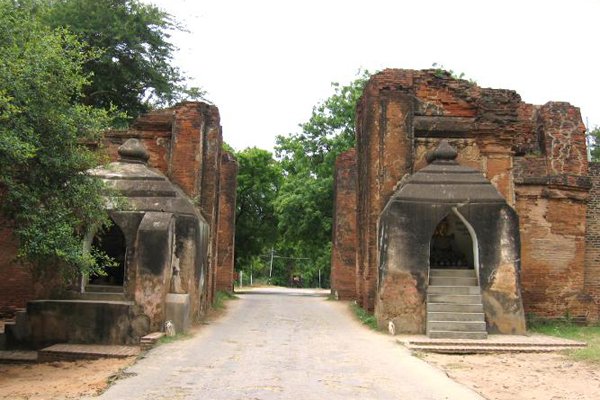 Many-temples-in-Bagan-are-encircled-by-a-wall-with-gates.jpg