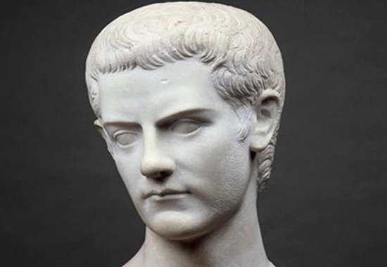 caligula-estatua (1).jpg