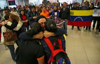un-centenar-de-venezolanos-regresa-de-perx-en-avixn-enviado-por-maduro.jpg