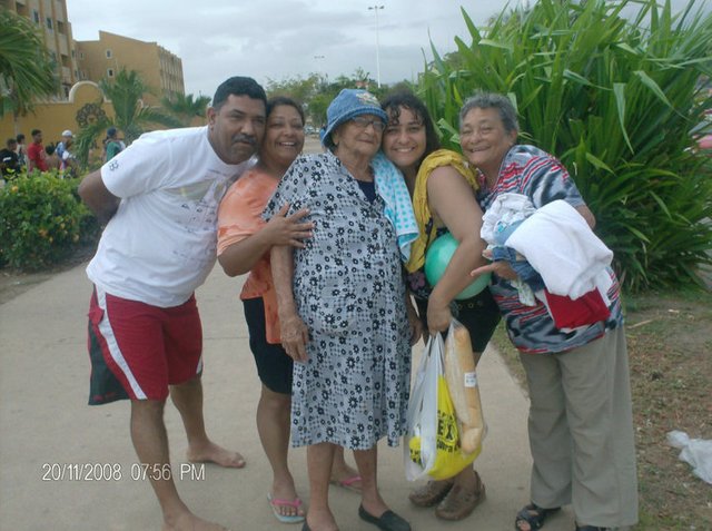 con la abuelita en la Playa.jpg