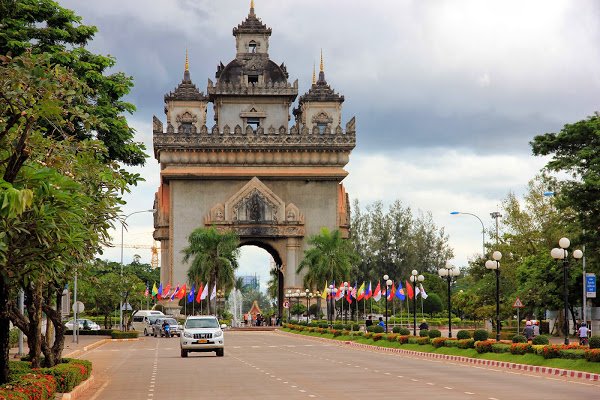 Campos-eliseos-Vientian-Laos.JPG